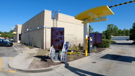 Téléchargez les photos : Grovetown, Ga USA - 11 03 22 : McDonalds conduit à travers les menus et signe un ciel bleu clair - en image libre de droit
