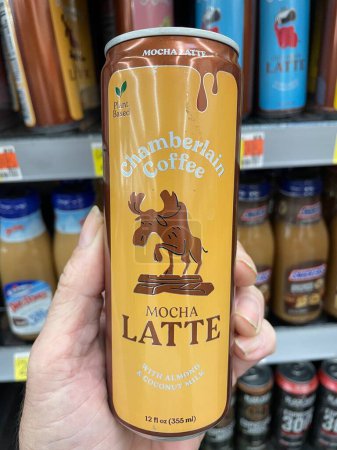 Foto de Grovetown, Ga USA - 09 07 23: Walmart tienda de comestibles interior Chamberlain café latte mocha - Imagen libre de derechos