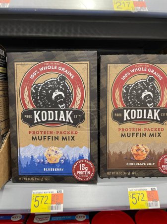 Foto de Grovetown, Ga USA - 11 03 22: Walmart retail store interior Kodiak muffin mixes - Imagen libre de derechos