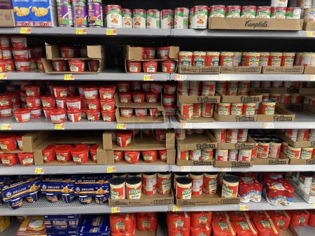Foto de Grovetown, Ga USA - 09 07 23: Walmart tienda de comestibles cenas interiores de pasta enlatada - Imagen libre de derechos