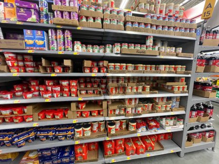 Foto de Grovetown, Ga USA - 09 07 23: Walmart tienda de comestibles pasta enlatada interior para el almuerzo - Imagen libre de derechos
