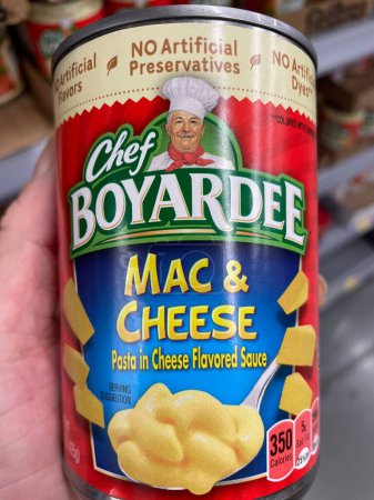 Foto de Grovetown, Ga USA - 09 07 23: Walmart tienda de comestibles interior Chef Boyardee mac y queso - Imagen libre de derechos