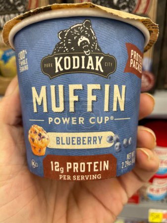 Foto de Grovetown, Ga USA - 11 03 22: Walmart tienda al por menor interior Kodiak muffin mix cup - Imagen libre de derechos