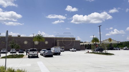 Téléchargez les photos : Jacksonville, Fla États-Unis - 08 09 23 : Stationnement du magasin Buc-ee ciel bleu nuages gonflés - en image libre de droit
