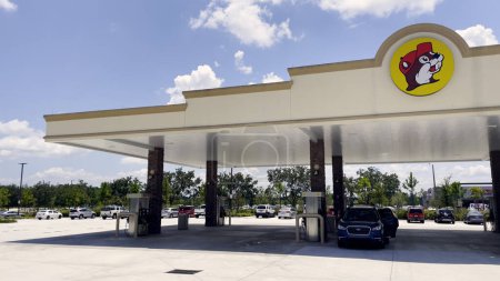 Téléchargez les photos : Jacksonville, Fla États-Unis - 08 09 23 : Buc-ee vend des voitures aux pompes à essence - en image libre de droit