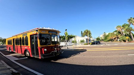 Téléchargez les photos : Treasure Island, Fla États-Unis - 08 09 23 : Paysage du Gulf Blvd Front de trolleybus jaune et orange - en image libre de droit