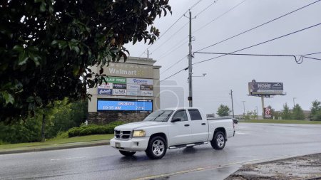 Téléchargez les photos : Grovetown, Ga États-Unis - 08 30 23 : La passerelle Walmart indique que le trafic pluvial est couvert - en image libre de droit