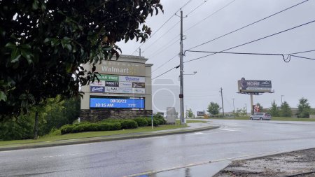 Téléchargez les photos : Grovetown, Ga États-Unis - 08 30 23 : La passerelle Walmart indique que le trafic pluvial est couvert - en image libre de droit