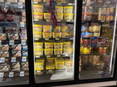 Téléchargez les photos : Hephzibah, Ga États-Unis - 06 16 23 : IGA Section crème glacée de l'épicerie - en image libre de droit