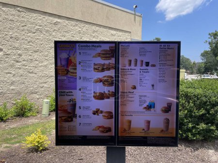 Téléchargez les photos : Hephzibah, Ga USA - 06 16 23: McDonalds digital price menu drive thru - en image libre de droit