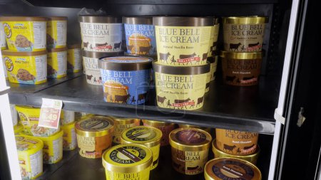 Téléchargez les photos : Hephzibah, Ga États-Unis - 06 15 23 : IGA Grocery store Blue Bell ice cream and prices large baignoires - en image libre de droit