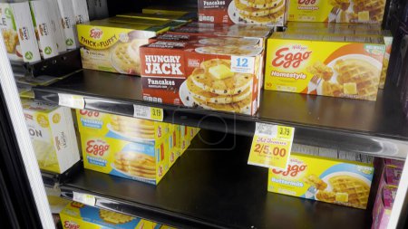 Foto de Hephzibah, Ga USA - 06 15 23: IGA Tienda de comestibles Alimentos congeladores para el desayuno Hungry Jack - Imagen libre de derechos