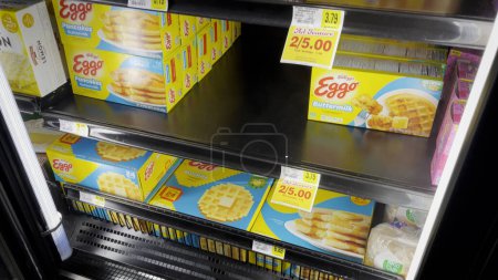 Foto de Hephzibah, Ga USA - 06 15 23: IGA Tienda de comestibles Congelador de desayuno Gofres de huevo - Imagen libre de derechos