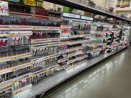 Téléchargez les photos : Grovetown, Ga États-Unis - 09 26 23 : Walmart retail store interior cosmetic aisle - en image libre de droit