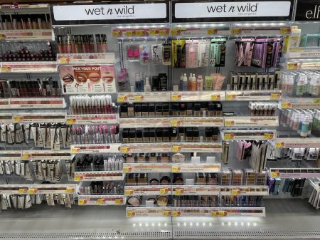 Téléchargez les photos : Grovetown, Ga USA - 09 26 23: Walmart retail store interior Wet n Wild make up section - en image libre de droit