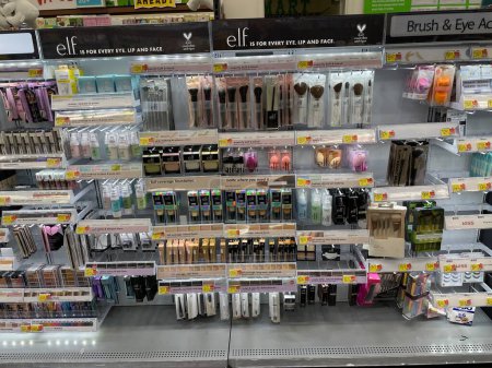 Téléchargez les photos : Grovetown, Ga USA - 09 26 23: Walmart retail store interior elf make up - en image libre de droit