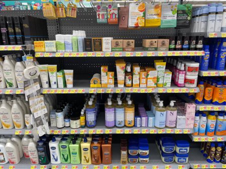 Téléchargez les photos : Grovetown, Ga USA - 09 26 23: Walmart retail store interior skin care section and prices - en image libre de droit