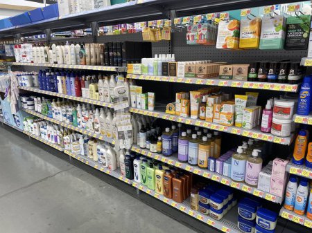 Téléchargez les photos : Grovetown, Ga USA - 09 26 23: Walmart retail store interior skin care aisle - en image libre de droit