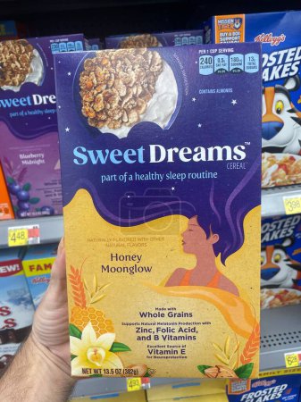 Téléchargez les photos : Grovetown, Ga USA - 09 26 23: Walmart retail store interior Sweet dreams cereal honey moon glow - en image libre de droit