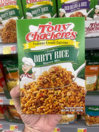 Téléchargez les photos : Grovetown, Ga USA - 09 26 23: Walmart retail store interior Tony Chacheres rice kit dirty rice - en image libre de droit