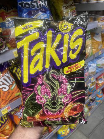 Téléchargez les photos : Grovetown, Ga USA - 09 26 23 : Walmart magasin de détail intérieur Takis chips sac coloré - en image libre de droit