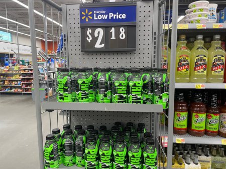 Téléchargez les photos : Grovetown, Ga USA - 09 26 23: Walmart retail store interior prime energy drink display - en image libre de droit