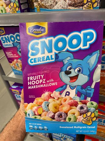 Téléchargez les photos : Grovetown, Ga États-Unis - 09 26 23 : Walmart retail store interior Snoop cereal brand fruit hoopz - en image libre de droit