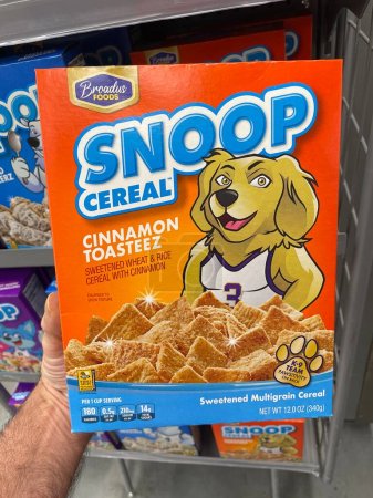 Téléchargez les photos : Grovetown, Ga États-Unis - 09 26 23 : Walmart retail store interior Cannelle de marque Snoop cereal - en image libre de droit