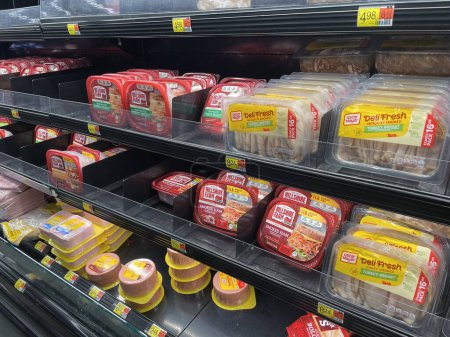Téléchargez les photos : Grovetown, Ga États-Unis - 09 26 23 : Walmart retail store interior Lunch meat section and prices - en image libre de droit