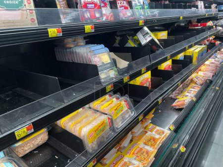 Téléchargez les photos : Grovetown, Ga États-Unis - 09 26 23 : Walmart retail store interior Lunch meat section empty spots - en image libre de droit