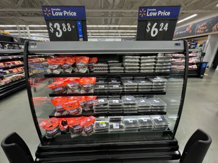 Téléchargez les photos : Grovetown, Ga États-Unis - 09 26 23 : Walmart retail store interior Exposition de raisins et de bleuets - en image libre de droit