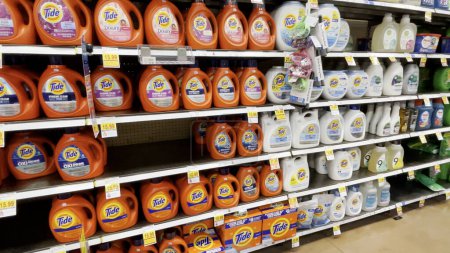 Foto de Grovetown, Ga USA - 05 13 22: Kroger tienda de comestibles sección detergente de ropa Tide vista lateral - Imagen libre de derechos