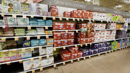 Foto de Grovetown, Ga USA - 05 13 22: Tienda de comestibles Kroger Sección de pañales para bebés Huggies - Imagen libre de derechos