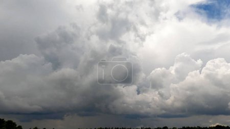 Foto de Nubes de tormenta en el cielo ante una poderosa tormenta lejana fondos de horizonte - Imagen libre de derechos