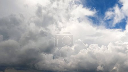 Foto de Nubes de tormenta en el cielo ante una poderosa tormenta - Imagen libre de derechos