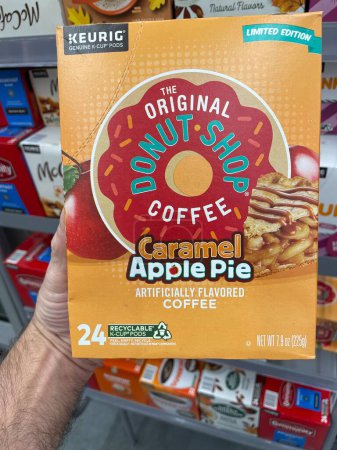 Téléchargez les photos : Grovetown, Ga États-Unis - 09 30 23 : Donut Shop Pomme tarte café k tasses - en image libre de droit