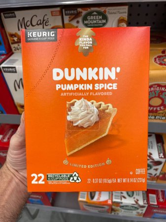 Téléchargez les photos : Grovetown, Ga États-Unis - 09 30 23 : Dunkin pumpkin spice K Cup café - en image libre de droit