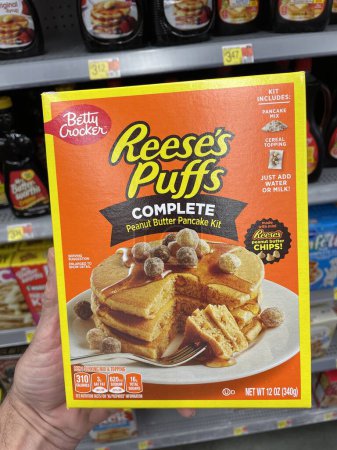 Téléchargez les photos : Grovetown, Ga USA - 09 30 23: Walmart grocery store Reeses Cups pancake mix - en image libre de droit