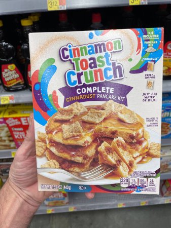 Téléchargez les photos : Grovetown, Ga USA - 09 30 23 : Walmart grocery store Cannelle toast crunch pancake mix - en image libre de droit