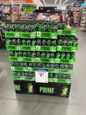 Foto de Grovetown, Ga USA - 10 25 23: Walmart tienda de comestibles Primera bebida energética botella verde - Imagen libre de derechos