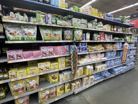 Téléchargez les photos : Grovetown, Ga États-Unis - 10 25 23 : Walmart Grocery store Sweet n low substitute sugar section - en image libre de droit