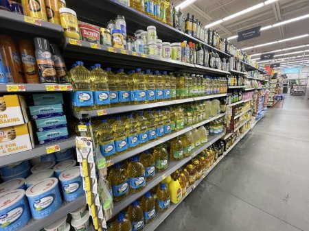 Téléchargez les photos : Grovetown, Ga États-Unis - 10 25 23 : Vue latérale de la section huile de cuisson de l'épicerie Walmart - en image libre de droit