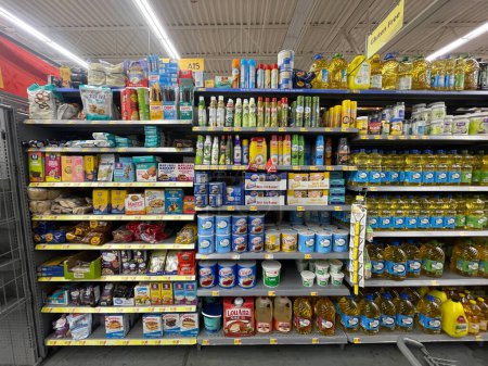 Téléchargez les photos : Grovetown, Ga USA - 10 25 23 : Huile de pulvérisation et huiles de cuisson pour épicerie Walmart - en image libre de droit