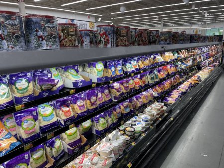 Foto de Grovetown, Ga USA - 10 25 23: Walmart estuche de queso bolsa de supermercado - Imagen libre de derechos