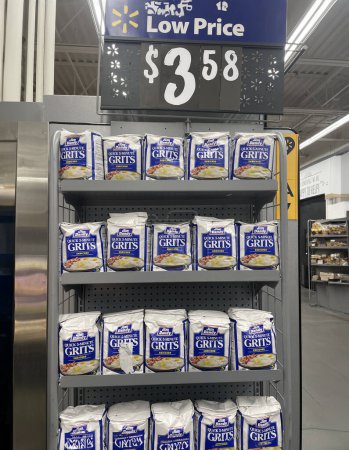Foto de Grovetown, Ga USA - 10 25 23: Walmart tienda de comestibles Jim Dandy grits pantalla y precio - Imagen libre de derechos