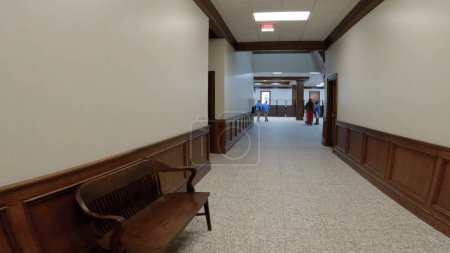 Téléchargez les photos : Burke County, Ga États-Unis - 03 16 23 : Couloir intérieur et personnes du palais de justice du comté de Burke - en image libre de droit