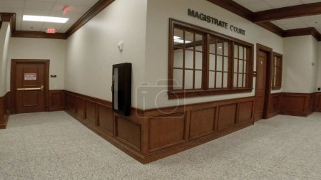 Téléchargez les photos : Burke County, Ga États-Unis - 03 16 23 : Burke County Bureau du magistrat intérieur du palais de justice - en image libre de droit