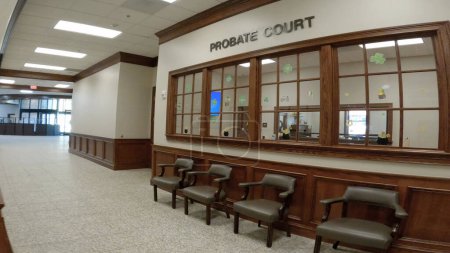 Téléchargez les photos : Burke County, Ga États-Unis - 03 16 23 : Burke County Palais de justice homologation intérieure sièges de cour - en image libre de droit