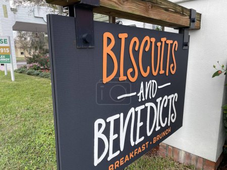 Téléchargez les photos : Lakeland, Floride États-Unis 12 31 23 : Panneau de restaurant Downtown Lakeland Florida Biscuits and Benedicts - en image libre de droit