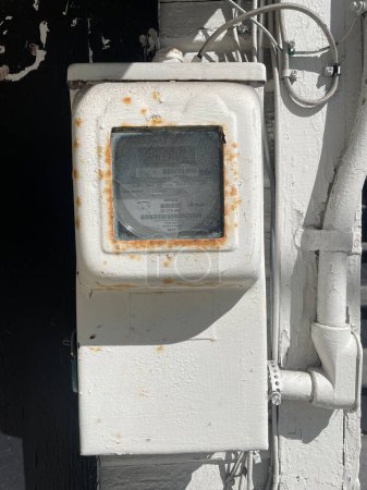 Téléchargez les photos : Vieille boîte de compteur de puissance vintage sur un mur altéré en Floride - en image libre de droit